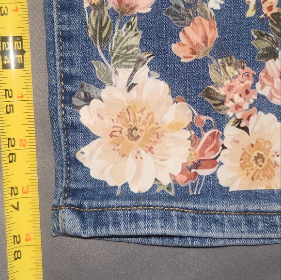 Ripped hole, flower pattern, embroidered women's boyfriend jeans - Picture 14 of 15